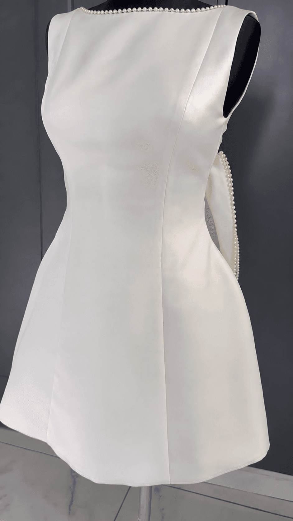 Detalle de vestido blanco para boda civil creado por Mía Najar