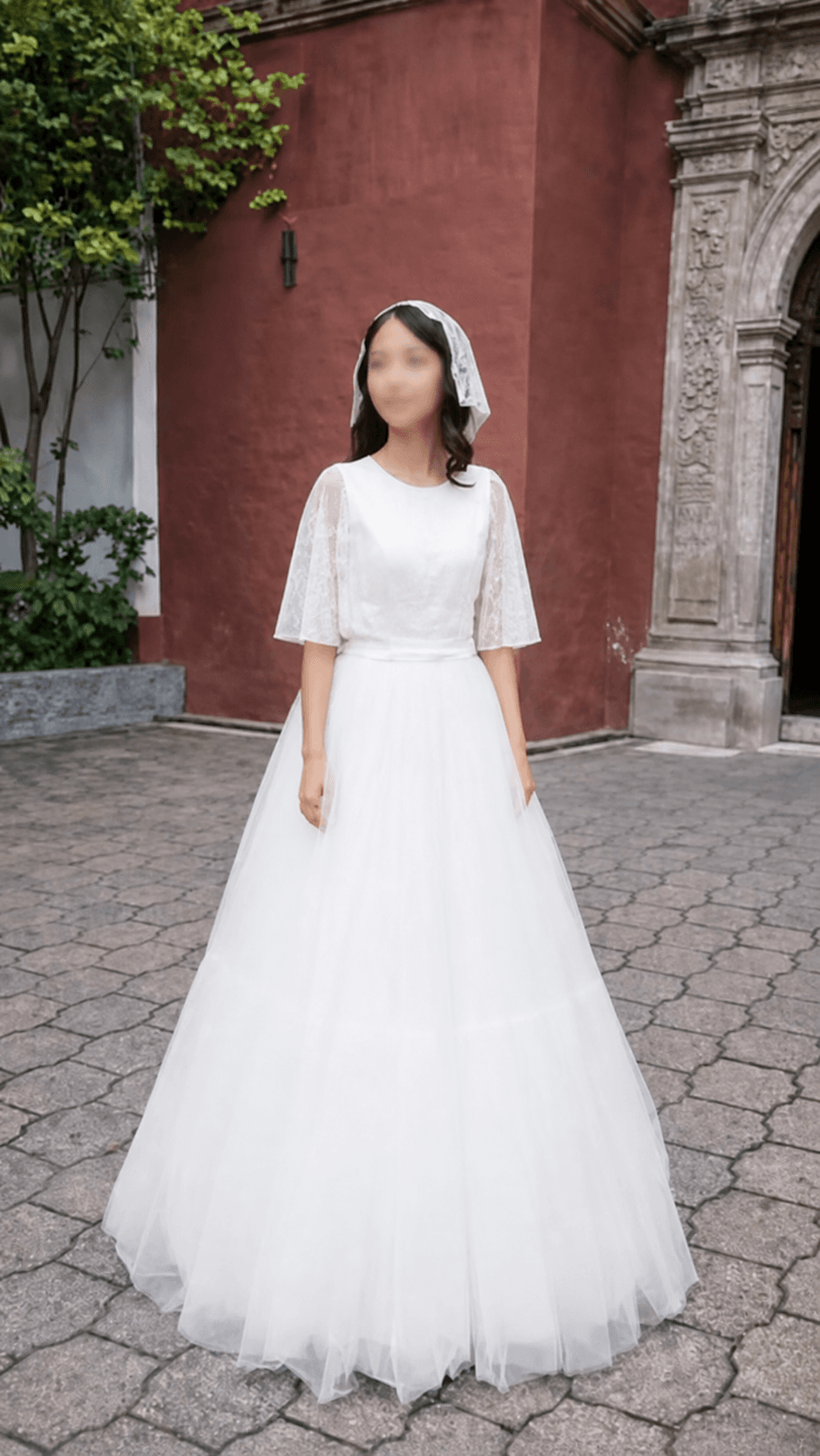 Clienta de Mía Najar con vestido blanco creado a la medida