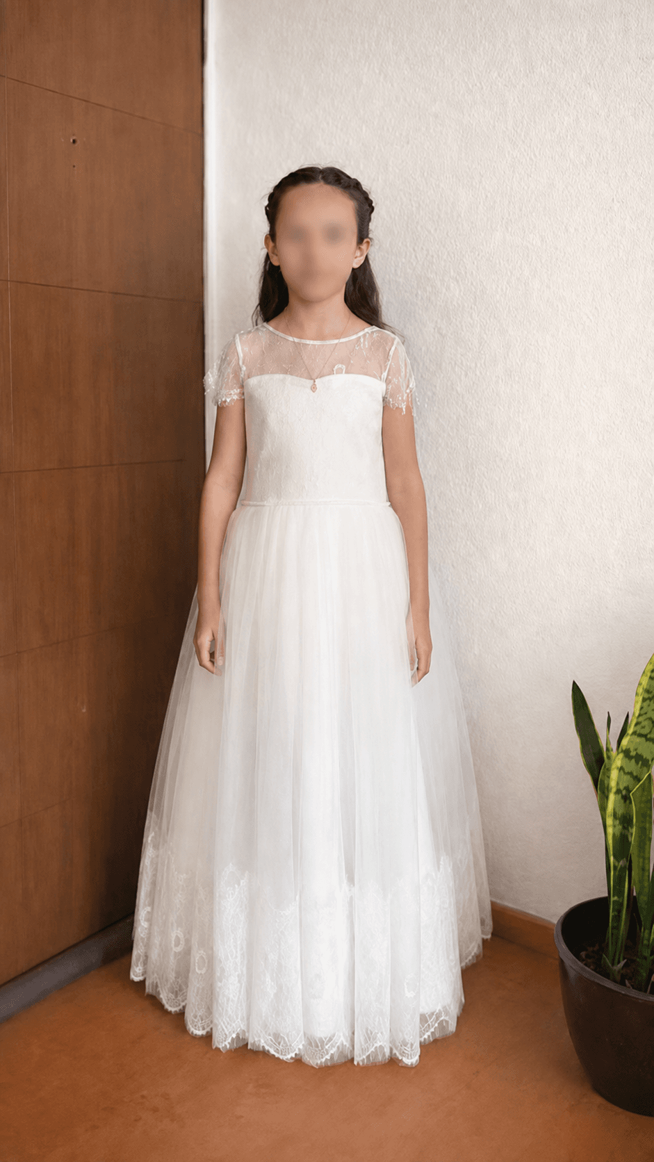 Clienta de Mía Najar con vestido ceremonial hecho a la medida