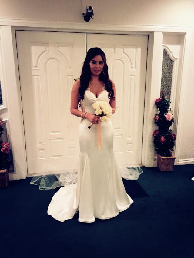 Clienta de Mía Najar con vestido de novia y ramo blanco