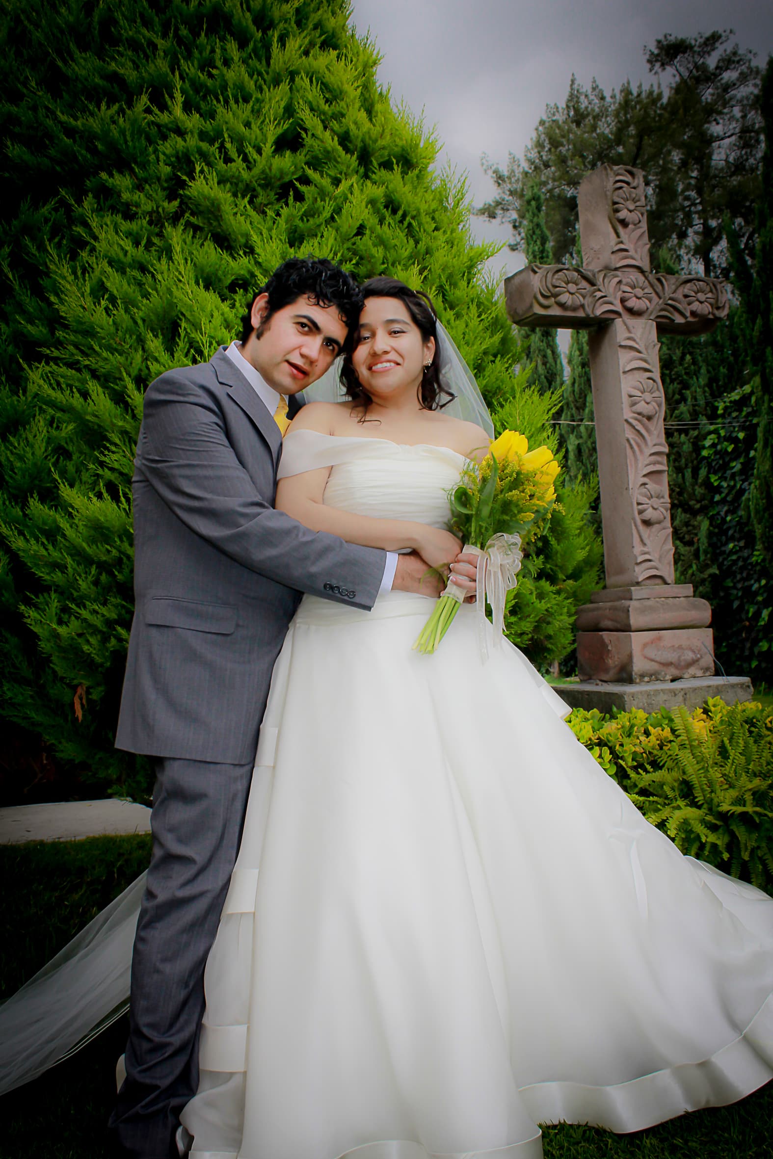 Clienta de Mía Najar el día de su boda junto a su pareja