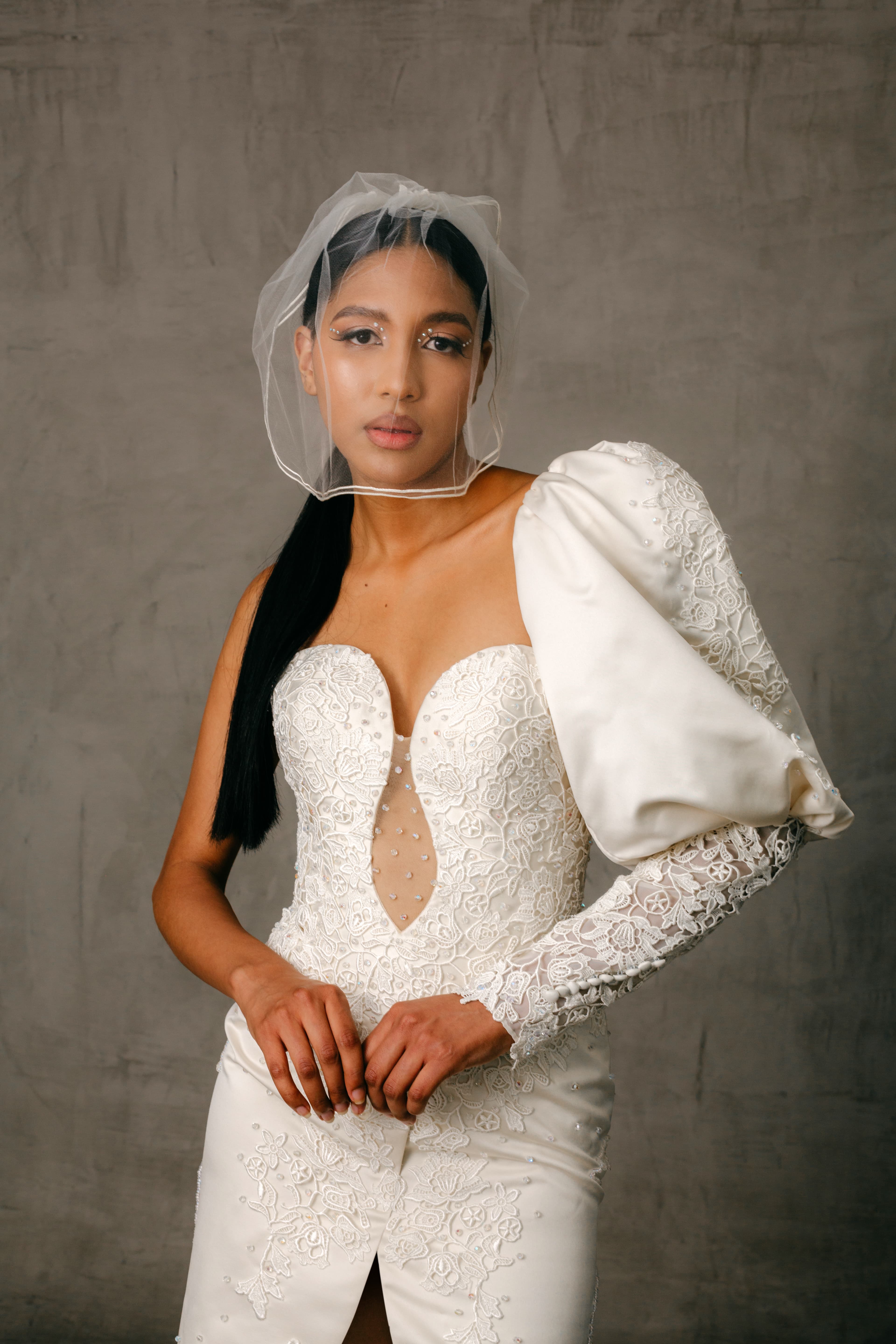 Detalle de vestido de novia Mía Najar con encaje y bordado artesanal